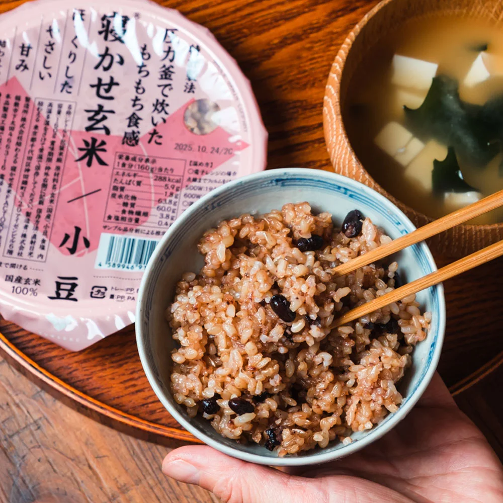 茶碗によそった寝かせ玄米と食卓の公式写真