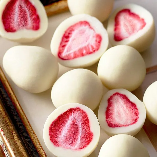 ホワイトチョコに包まれた乾燥苺の断面