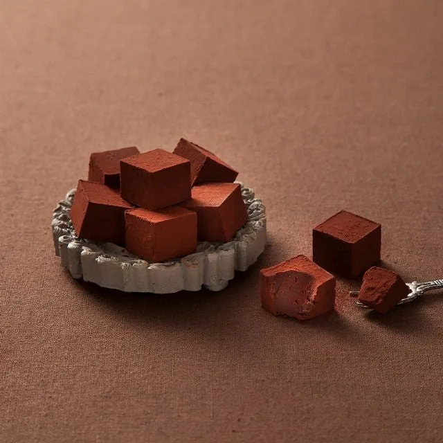 皿に盛った神戸魔法の生チョコレート