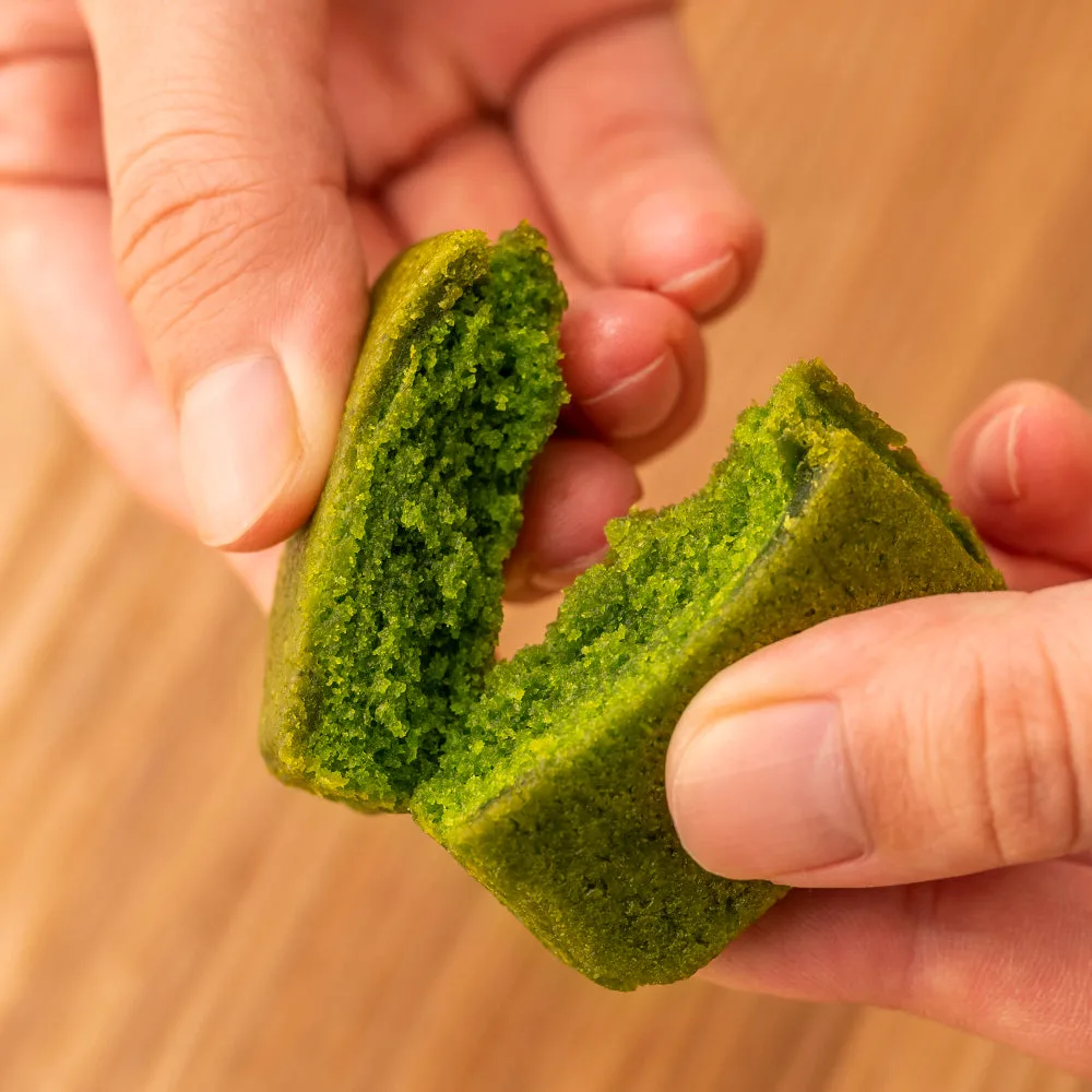 手で割った抹茶フィナンシェの生地