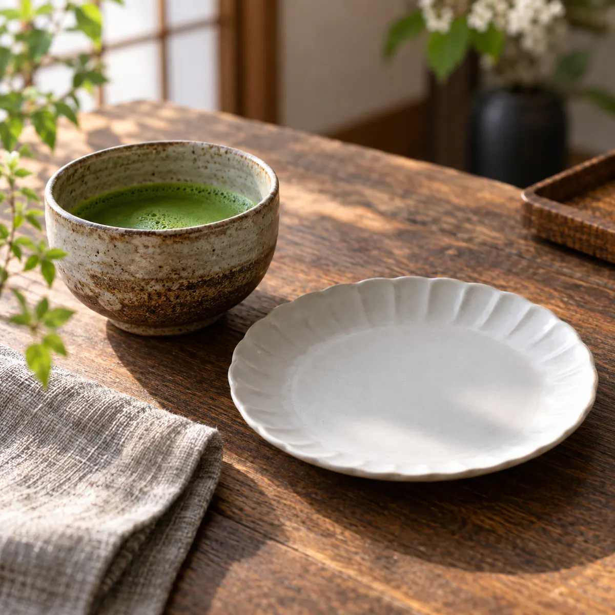 抹茶を淹れた茶碗と小皿を並べた食卓のイメージ