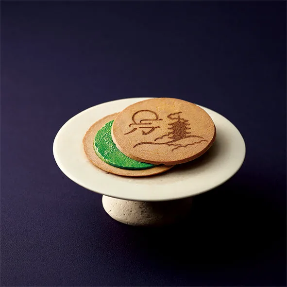 抹茶クリームを挟んだつじりの月