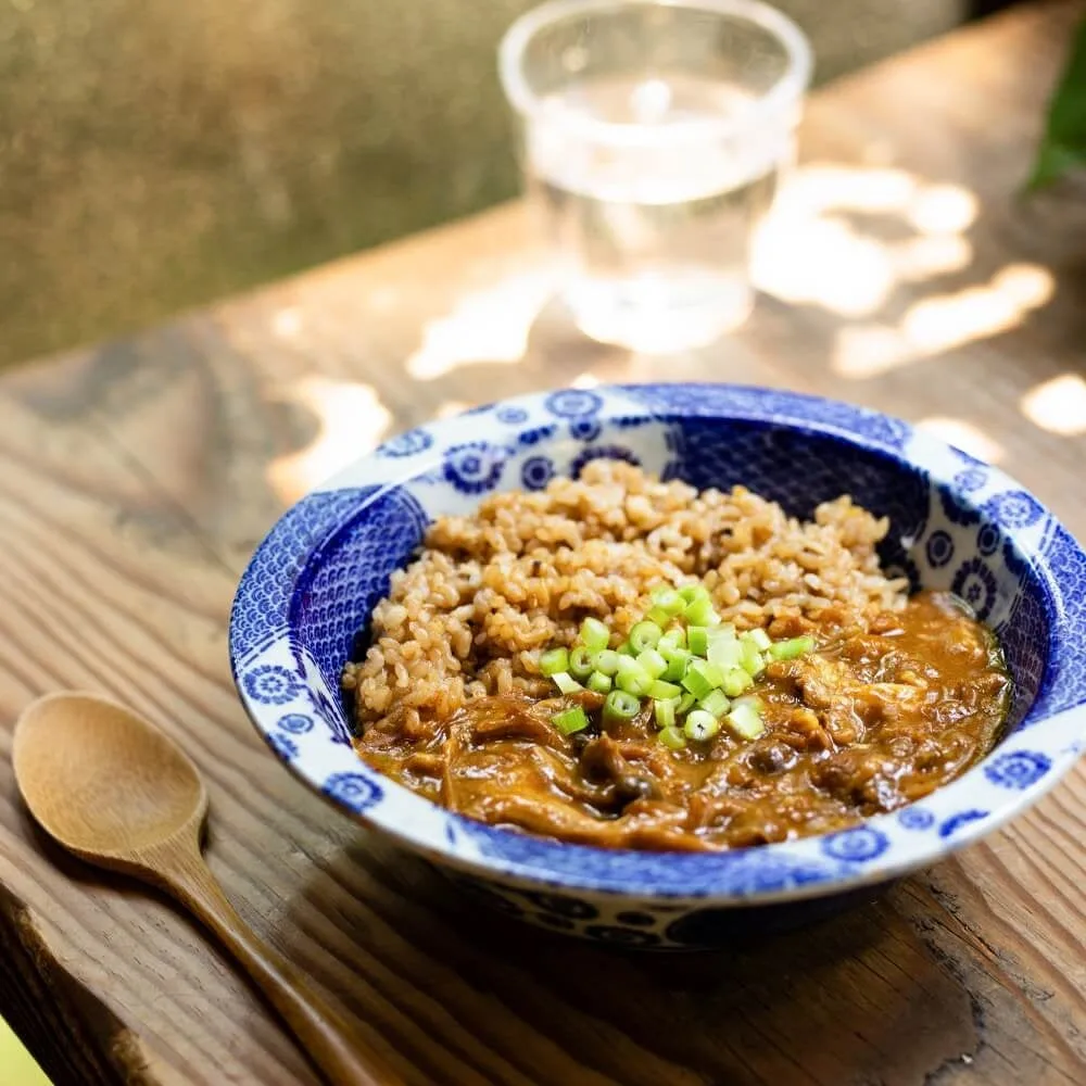 玄米ときのこ・豚肉のカレーを青い器に盛ったYUWAERUの公式写真