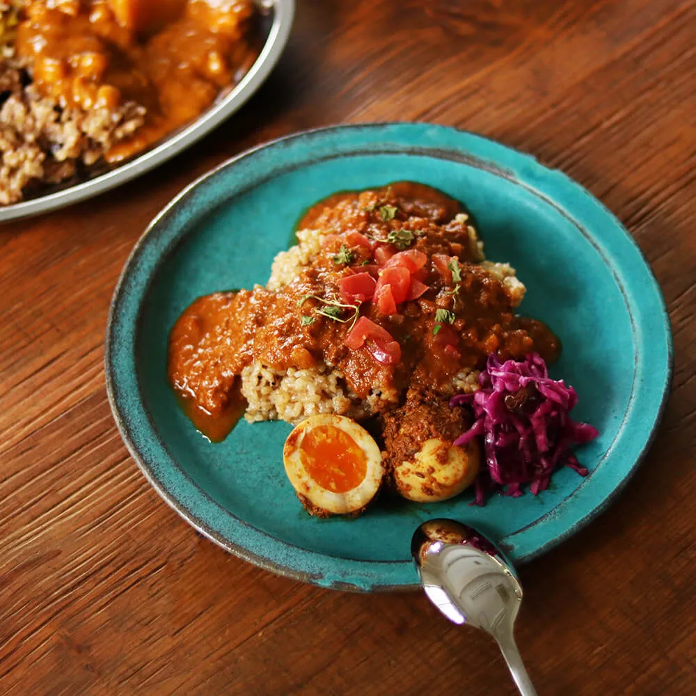 レンコンとトマトのキーマカレーの盛り付け例